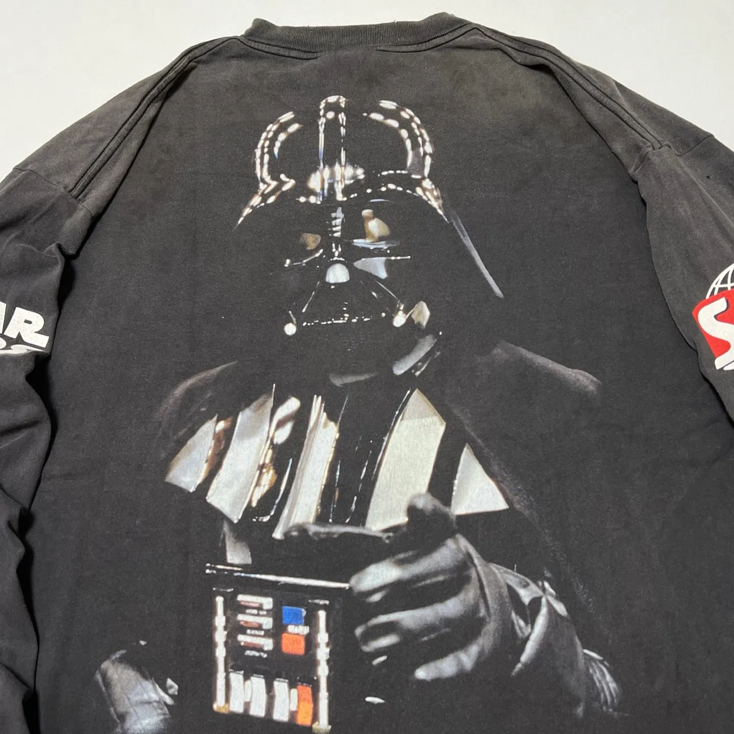 SAINT Mxxxxxx × STAR WARS SW_LS TEE /DARTHVADER/BLK Star Wars co-branded model Darth Vader/Anakin Skywalker distressed long sleeves washed black S-XL The print comes from "Anakin Skywalker" in "STAR WARS Episode I/The Phantom Menace" The impressive poster visual and the design of "Darth Vader" printed on the back The entire garment is hand-processed with dirt, washed with water, and printed with a distressed feel, which perfectly interprets the artistic specialty of NEW VINTAGE. In addition, the original co-branded main mark/wash mark/little angel anti-counterfeiting mark can be customized. It can be said that every detail of ZP is perfectly reproduced.